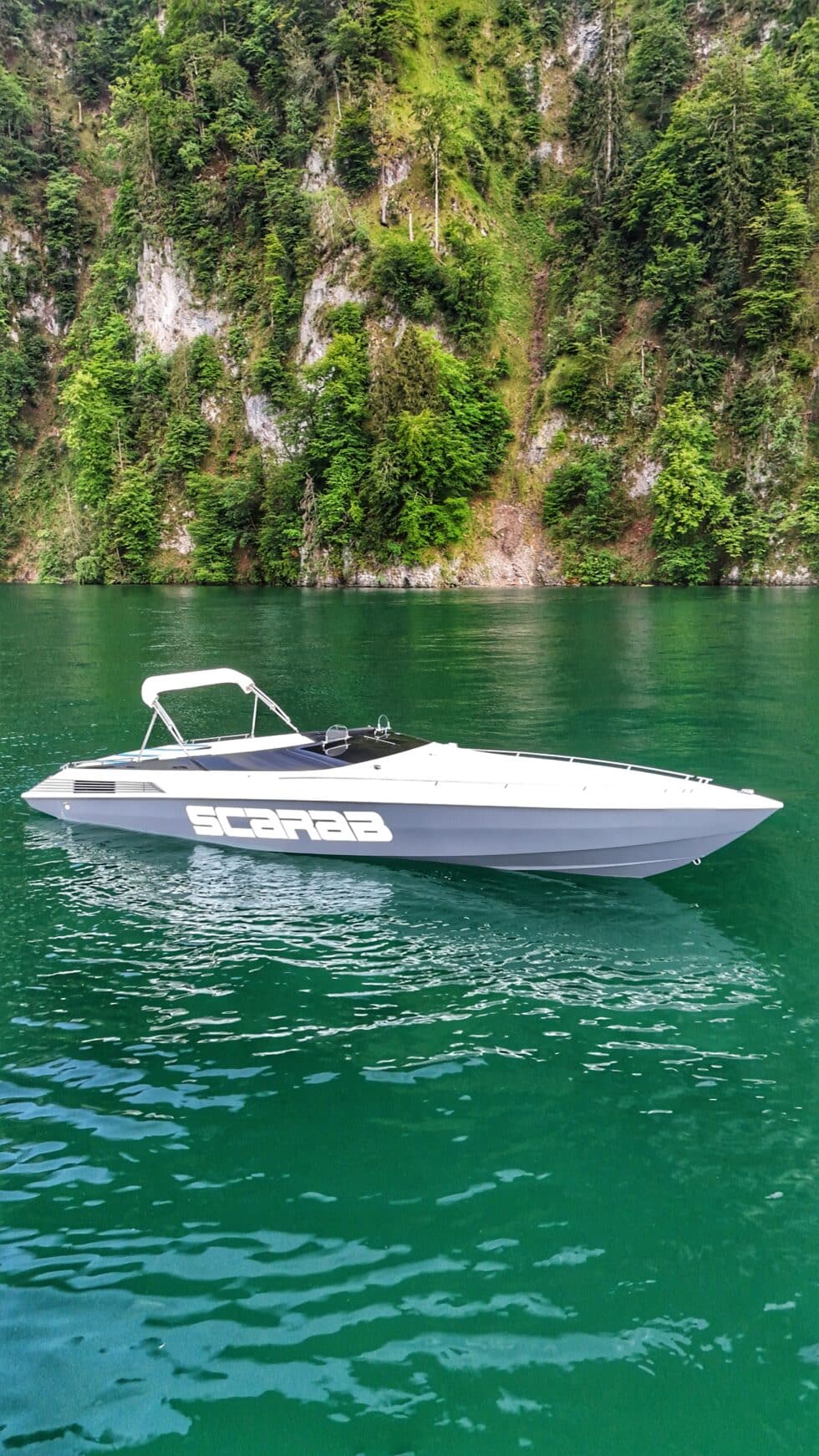 Wellcraft Scarab 28 «Miami Vice» am Steg – Bootsvermietung Vierwaldstättersee