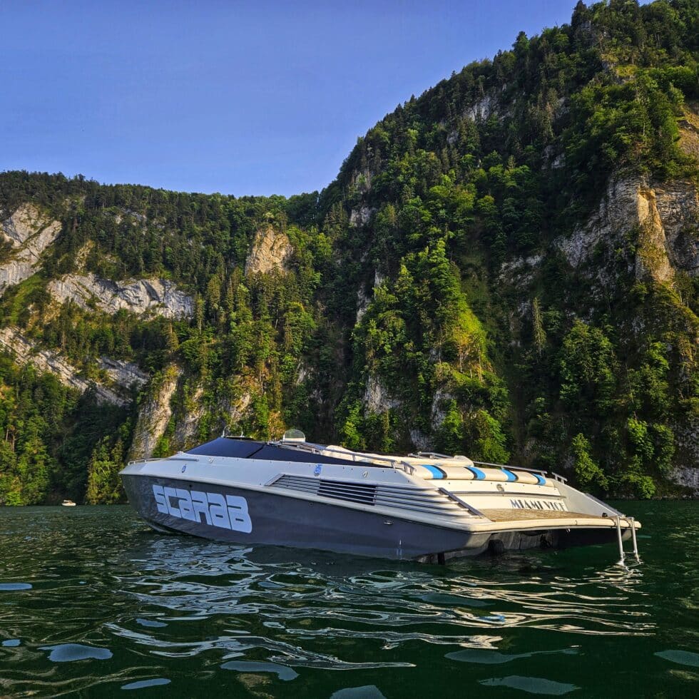 Unser Boot - Offshore Luzern | Boot mit Skipper mieten am Vierwaldstättersee – Exklusive Bootsvermietung Miami Vice Boot auf dem Vierwaldstättersee bei Luzern